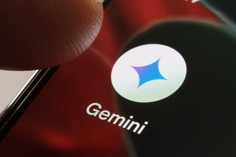 Gemini genera la sinopsis verbal y deja elegir voces y velocidad para adaptar la escucha al ritmo. Gemini genera la sinopsis verbal y deja elegir voces y velocidad para adaptar la escucha al ritmo.