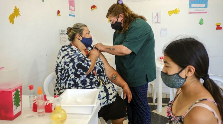 Pueden concurrir los mayores de 18 que ya tengan las dos dosis del esquema de vacunación Foto: TELAM