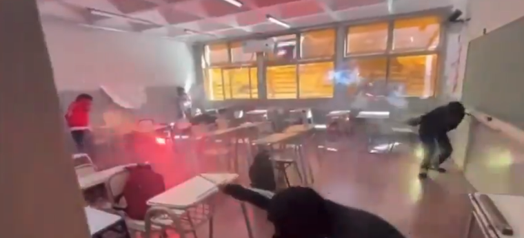 Alumnos tiran bengalas adentro del aula en una escuela en Catamarca