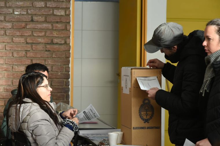 De a poco los mendocinos votan. Foto: Maximiliano Ríos