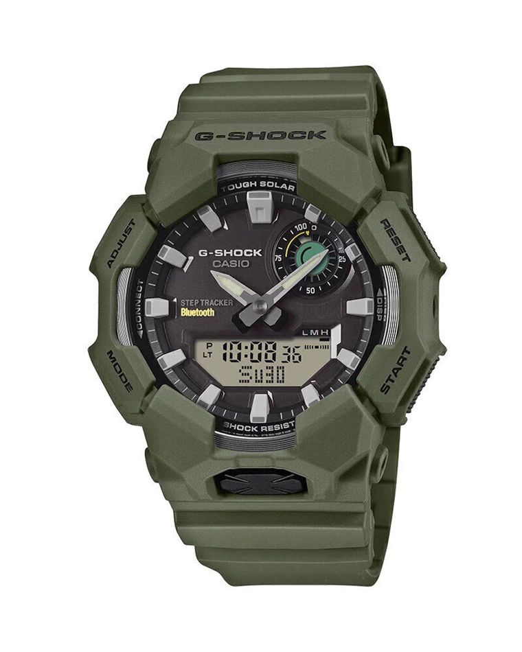 Dise&ntilde;o resistente con est&eacute;tica verde militar que combina funciones inteligentes, pantalla digital y manecillas.