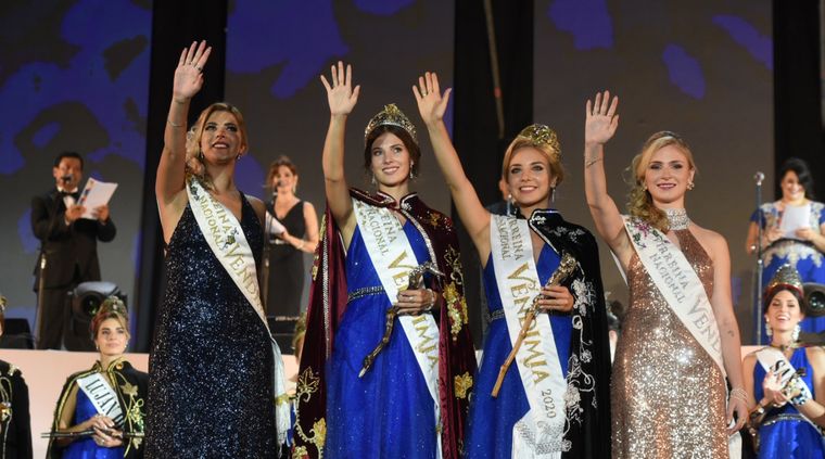 Las flamantes soberanas saludan junto a as reinas salientes de 2019.