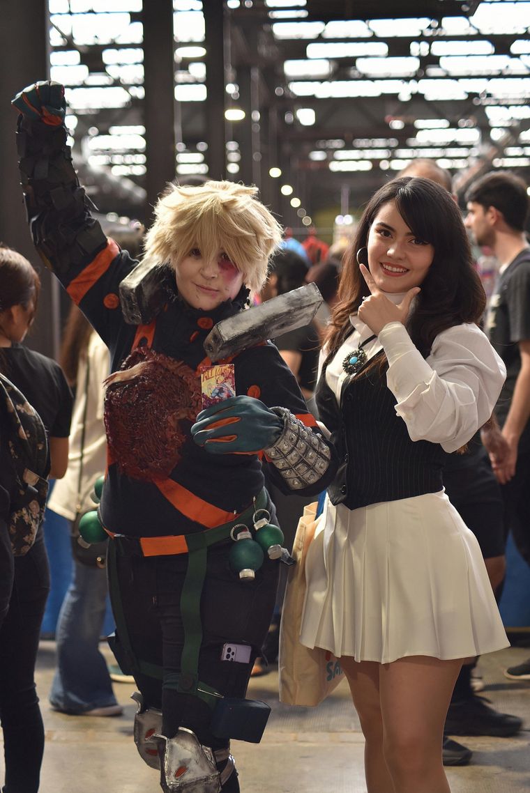 Bakugo de My Hero Academia y Dazai (fem) de Bungo Stray Dogs. Bakugo de My Hero Academia y Dazai (fem) de Bungo Stray Dogs.