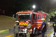 videos: se inundo el tunel del shopping y debieron rescatar a un automovilista