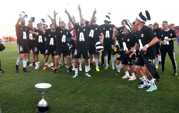 Los de Bajo Flores harán su debut en la elite del fútbol argentino. Foto: Télam