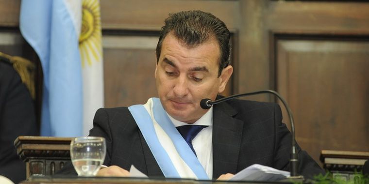 Cabeza gacha. Pérez leyó todo y no se apartó de lo guionado. Foto: Alf Ponce/MDZ