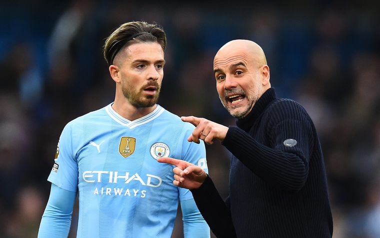 Los gestos de Guardiola a Grealish. Foto: EFE