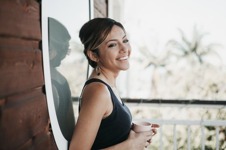 Como el Conejo tiene sonrisa amable hacia el otro, logra que las personas lo consideren creíble y sincero. Por eso está dentro de los signos más diplomáticos. Foto: Unsplash