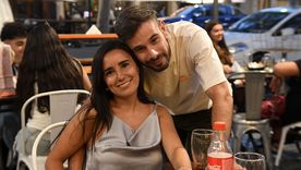 Un pareja mendocina, enamorada en la calle Arístides. Foto: Archivo MDZ. Un pareja mendocina, enamorada en la calle Arístides. Foto: Archivo MDZ.