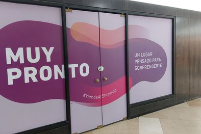 MDZol | El Mendoza Shopping luce locales que anuncian que pronto recibirán nuevas marcas. Foto: MDZ