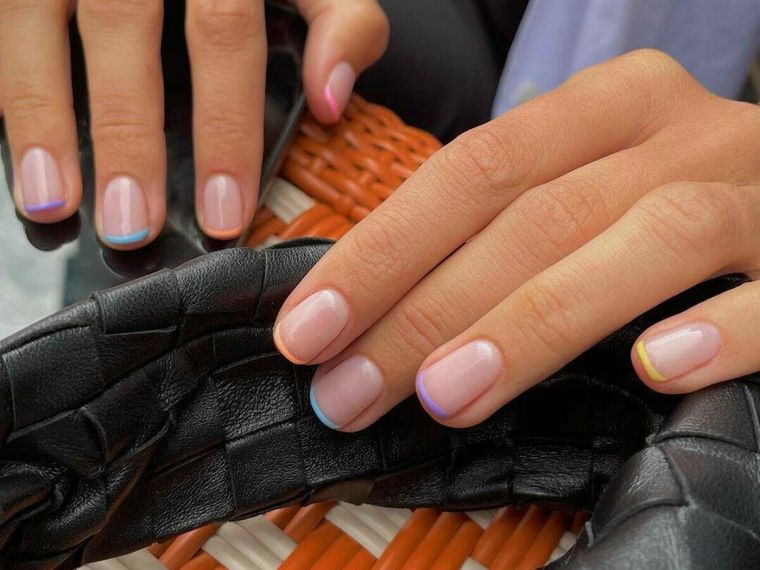La manicura francesa de colores: una forma reversionada del clásico de siempre Foto: Vanitatis