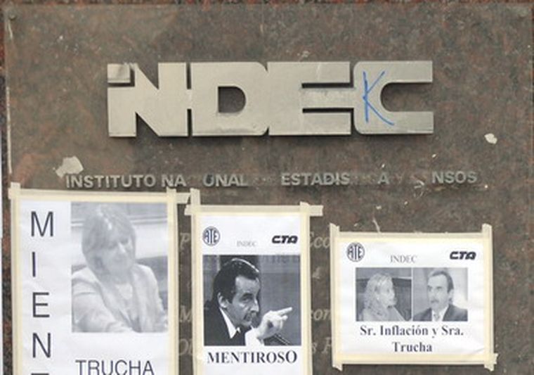 La puerta del Indec es una cartelera para los reclamos de los trabajadores. Foto: NA