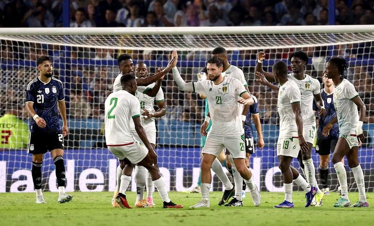 Mauritania y una noche soñada en la Bombonera: gol histórico y festejo con algunos hinchas argentinos.