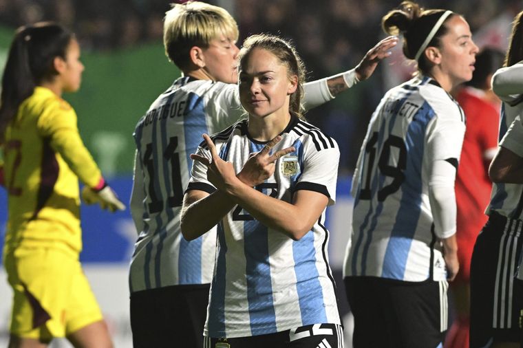 Estefanía Banini, Chiara Singarella y Julieta Cruz, las mendocinas en la Femenina Foto: Télam