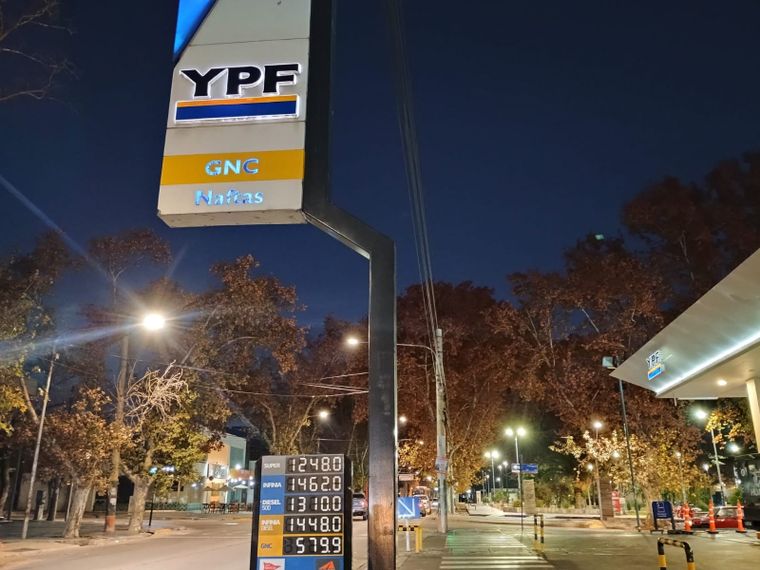 Suba nafta YPF.jpg