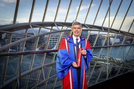 Mohamed El-Erian al recibir el Doctorado Honoris Causa en Ciencias de la Universidad de Medicina y Servicios de Salud RCSI en Dublín el pasado 25 de noviembre.