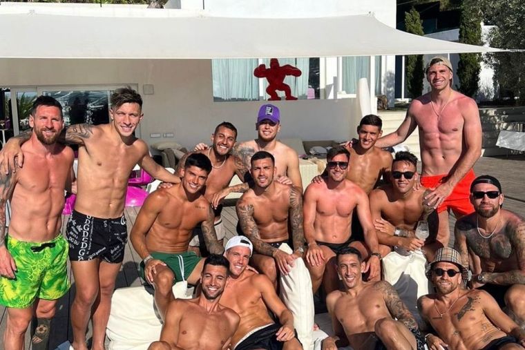 Gran parte de la Selección argentina estuvo en el cumpleaños de Paredes.