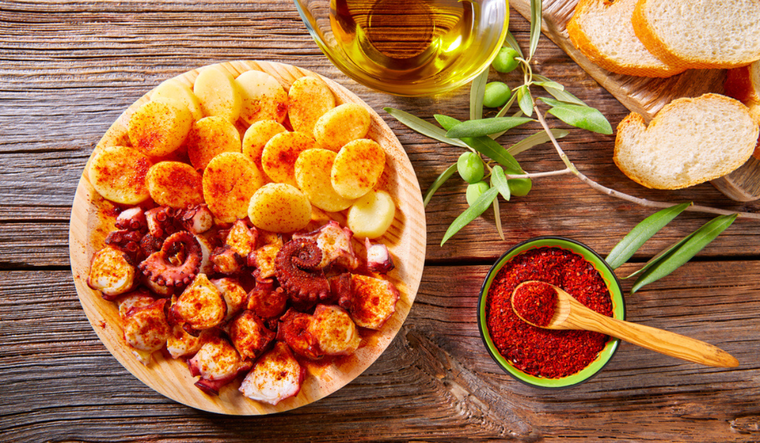 Saborea Galicia: pulpo a la gallega con patatas y pimentón, un clásico de la gastronomía Foto: Shutterstock