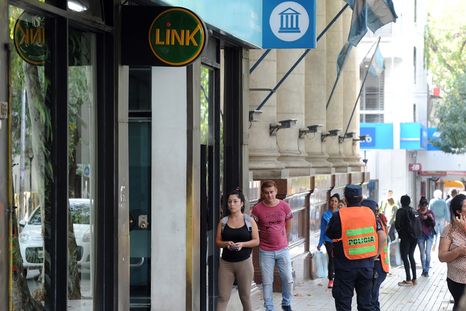 Los empleados harán un jornada de 7:45 a 15:15 horas Foto: ALF PONCE MERCADO / MDZ