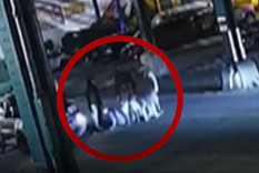 Imagen de una de las grabaciones en las que se ve a los hombres entrando en el alcantarillado en Nueva York.