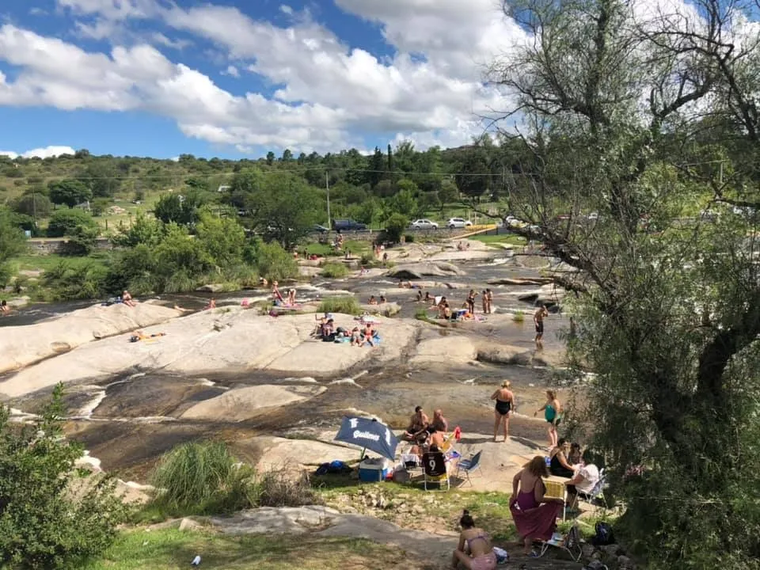Playas naturales, balnearios y sierras: así es el pueblo cordobés elegido por quienes buscan descanso cerca de la capital. Playas naturales, balnearios y sierras: así es el pueblo cordobés elegido por quienes buscan descanso cerca de la capital.