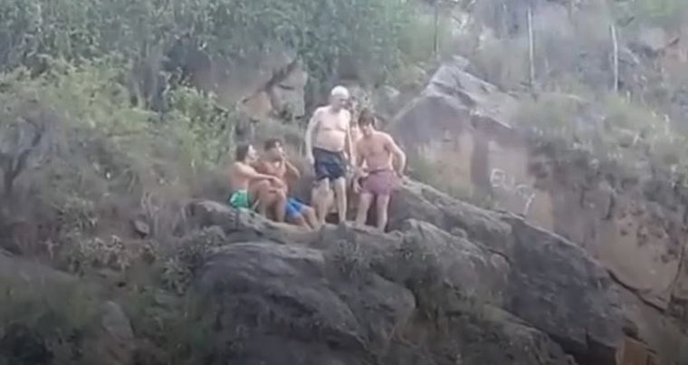 El anciano realizó un clavado perfecto sobre un río de Córdoba y causó sensación entre los presentes