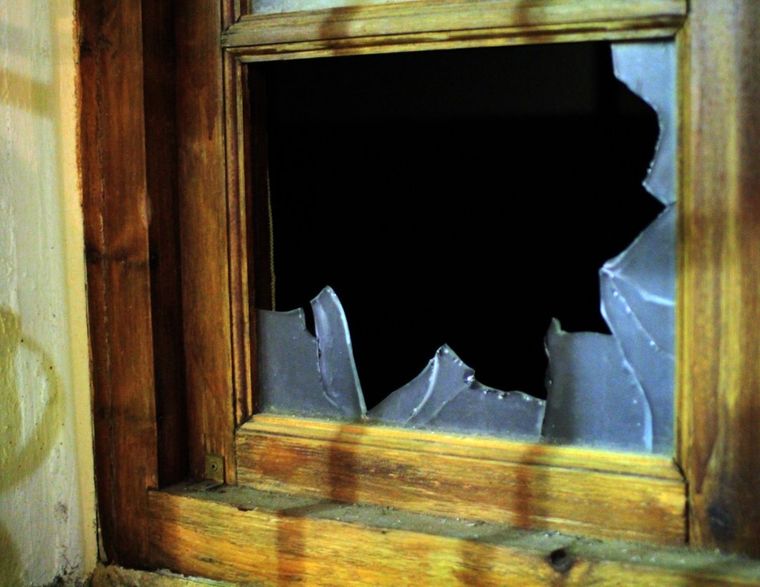 La ventana rota envía un mensaje muy claro: nadie está cuidando esto. Foto: Gentileza: Blogspot.