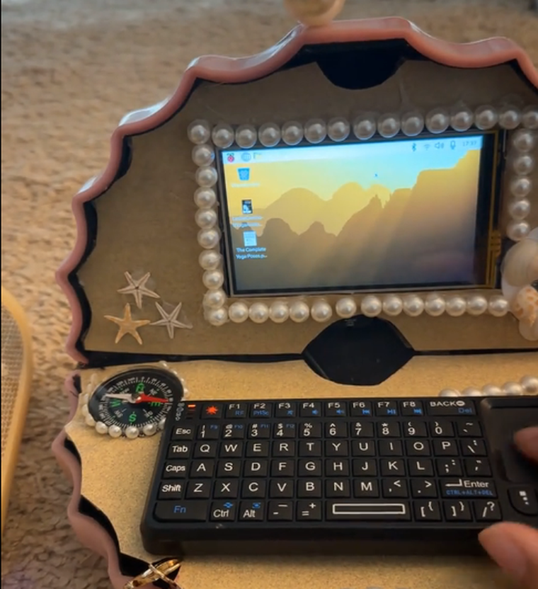 Un prototipo de Cyberdeck ensamblado con una carcasa y componentes de código abierto. Un prototipo de Cyberdeck ensamblado con una carcasa y componentes de código abierto.