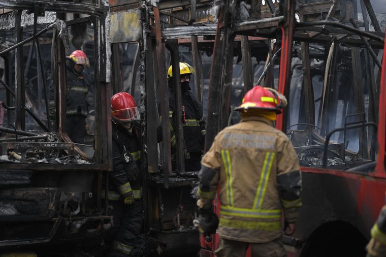 Así trabajaron más de 20 dotaciones de Bomberos Foto: Télam