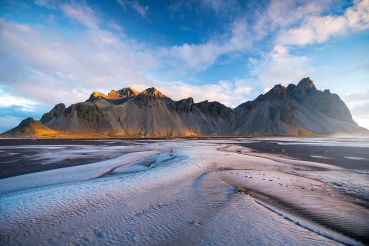 La oferta laboral ofrece un viaje de diez días a Islandia con todos los gastos pagos. La oferta laboral ofrece un viaje de diez días a Islandia con todos los gastos pagos.