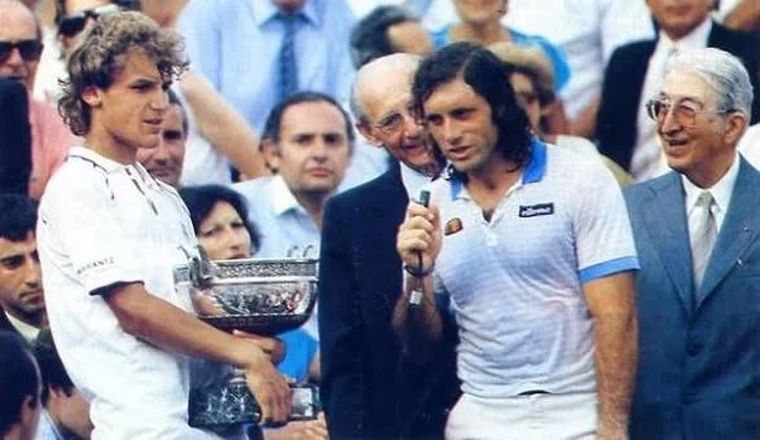 Guillermo Vilas habla durante la premiación de Roland Garros 1982, edición que fue ganada por Mats Wilander. Guillermo Vilas habla durante la premiación de Roland Garros 1982, edición que fue ganada por Mats Wilander.