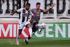 Dos futbolistas disputan la pelota. Foto: Prensa Estudiantes Dos futbolistas disputan la pelota. Foto: Prensa Estudiantes