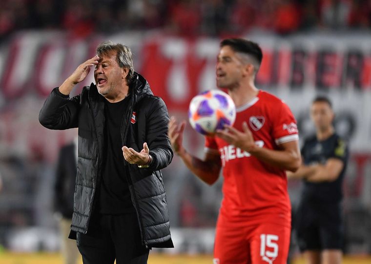 Zielinski, disgustado por el desempeño de Independiente ante River Foto: Télam