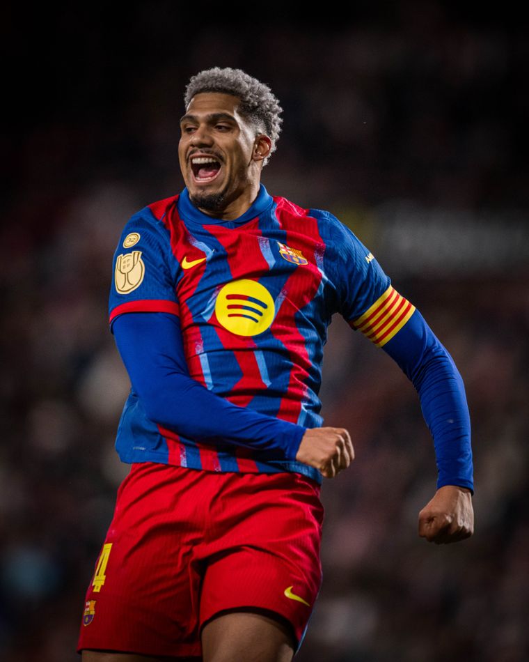 Ronald Araújo quiere tener a Julián Álvarez de compañero. Ronald Araújo quiere tener a Julián Álvarez de compañero.