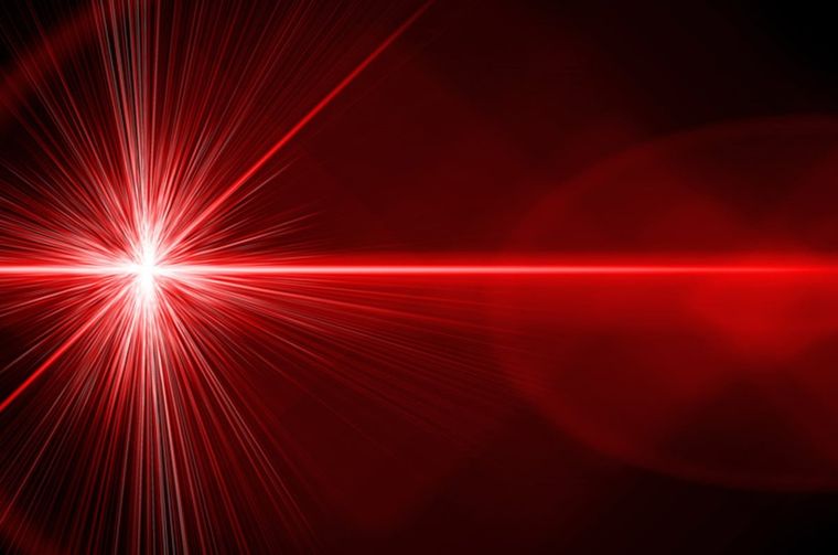 La intensidad de las ondas del láser busca expresar la capacidad de conexión entre miradas.