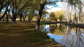 El pueblo de La Toma mantiene una identidad ligada a la piedra ónix y al paisaje serrano. El pueblo de La Toma mantiene una identidad ligada a la piedra ónix y al paisaje serrano.