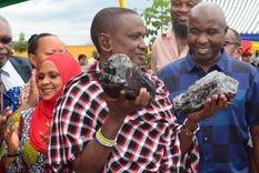 Laizer con su valioso hallazgo.