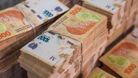 El peso argentino ha sufrido una persistente devaluación frente al dólar.