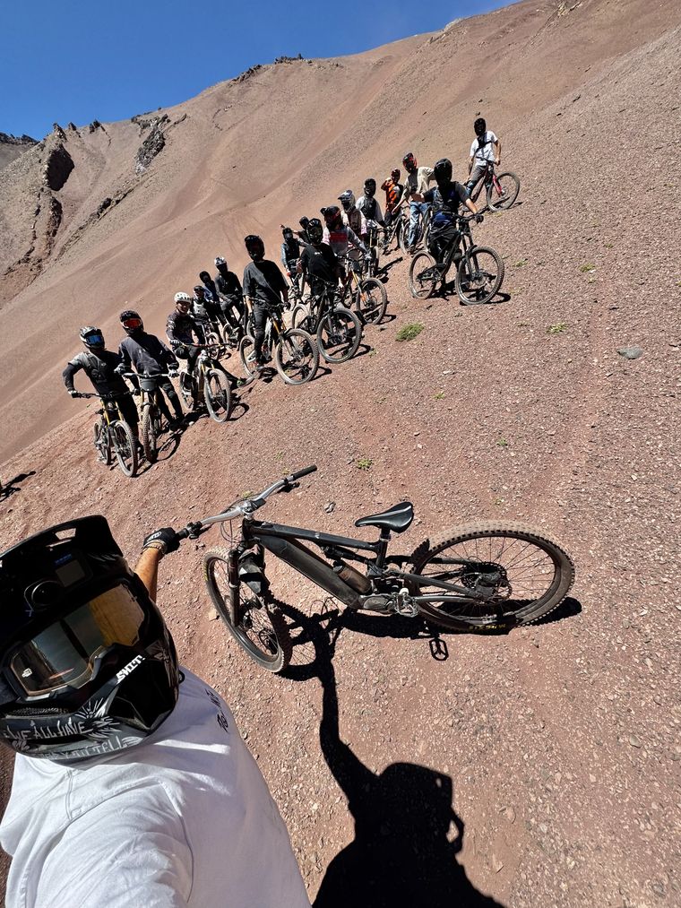 Entre rocas, pendientes y paisajes únicos, un grupo de ciclistas realizó un descenso extremo en alta montaña Entre rocas, pendientes y paisajes únicos, un grupo de ciclistas realizó un descenso extremo en alta montaña