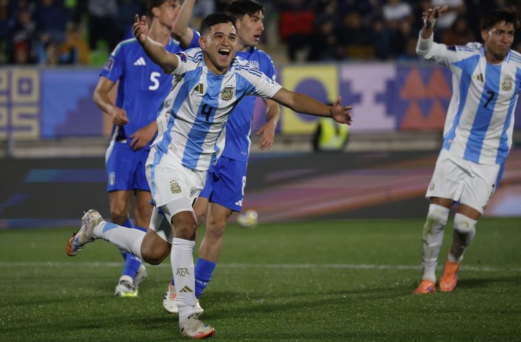 El lateral derecho gambeteó a cuatro jugadores italianos y definió para darle la victoria a la Selección argentina Sub 20.