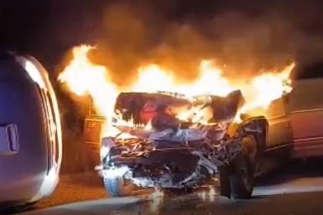 Las llamas en uno de los vehículos que protagonizó el accidente. Las llamas en uno de los vehículos que protagonizó el accidente.