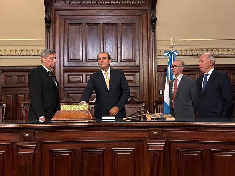 Manuel García Mansilla al momento de jurar frente a sus nuevos pares de la Corte Suprema. Foto: Prensa CSJN