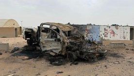 Una fotografía sin fecha muestra un automóvil que habría sido destruido en un ataque iraní en el campamento de Buehring en Kuwait.