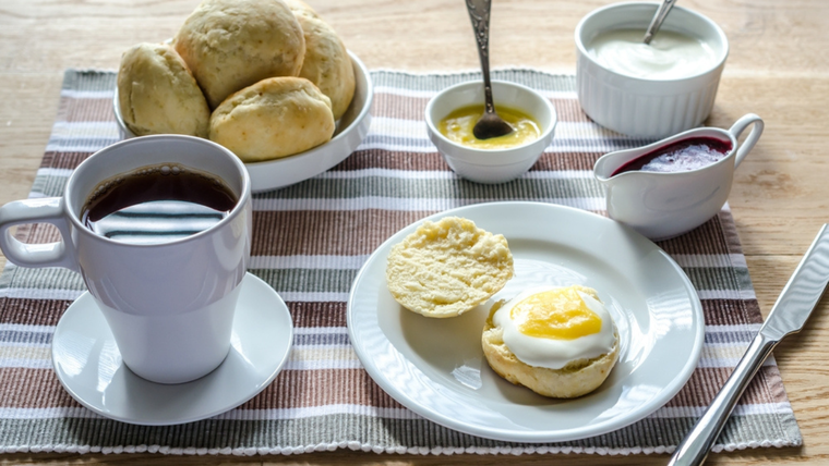 La receta de scones nace en Escocia y originalmente eran discos grandes que se cortaban en triángulos, no piezas individuales. La receta de scones nace en Escocia y originalmente eran discos grandes que se cortaban en triángulos, no piezas individuales.