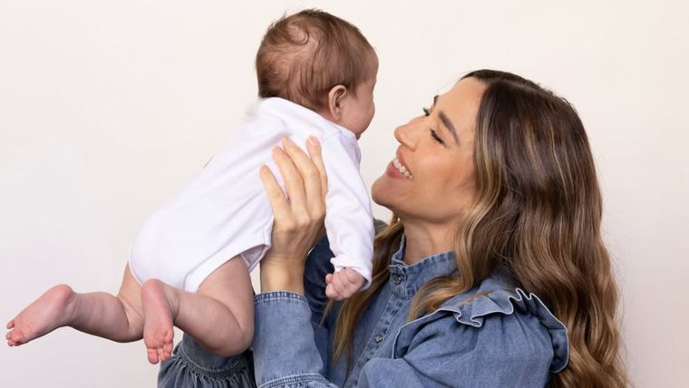 Jimena Barón presentó a Arturo, su segundo hijo, tras seis meses de mantener su identidad protegida. / @jmena