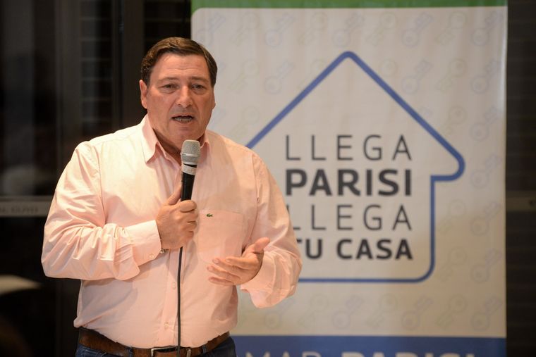 Una de las principales propuestas de campaña de Omar Parisi es la construcción de viviendas. Foto: Twitter @ParisiOmar