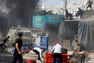 MDZol | Jóvenes palestinos lanzaban piedras y otros objetos contra los vehículos blindados israelíes que ingresaron a Nablus el miércoles. Foto: Reuters