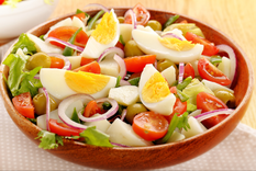 La ensalada campera nació en los campos de España, donde los trabajadores la preparaban con ingredientes sencillos que resistían el calor.