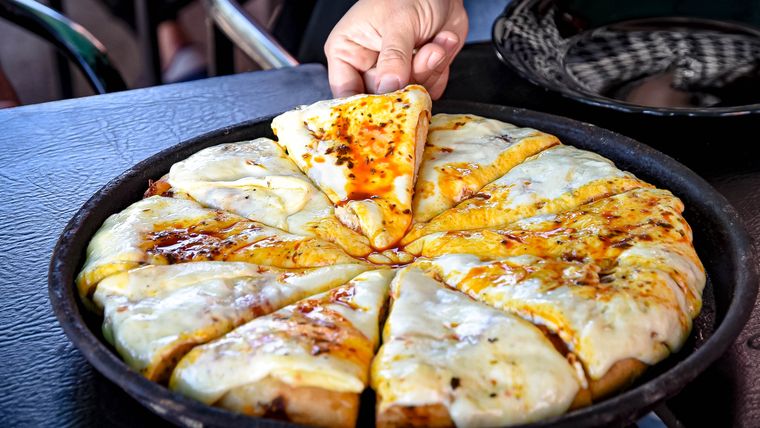 Pizza, tradición y familia: la historia de Don Evaristo en el Mercado Cooperativo de Guaymallén.