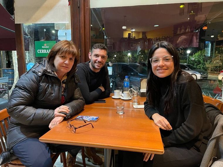 Patricia Bullrich, Damián Arabia y Sol Salinas. Foto: Twitter @solsalinasG1